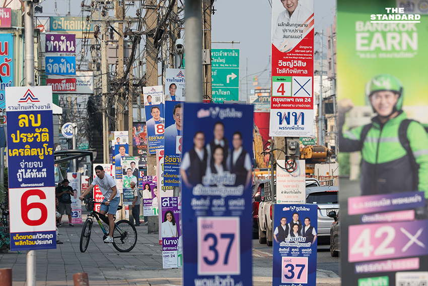 ป้ายหาเสียงเลือกตั้ง สส. และแคนดิเดตนายกรัฐมนตรีจำนวนมากเรียงรายตามถนนในกรุงเทพฯ ช่วงโค้งสุดท้ายของการหาเสียง 1