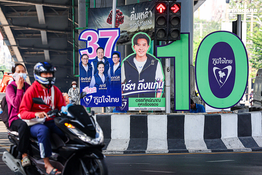 ป้ายหาเสียงเลือกตั้ง สส. และแคนดิเดตนายกรัฐมนตรีจำนวนมากเรียงรายตามถนนในกรุงเทพฯ ช่วงโค้งสุดท้ายของการหาเสียง 13