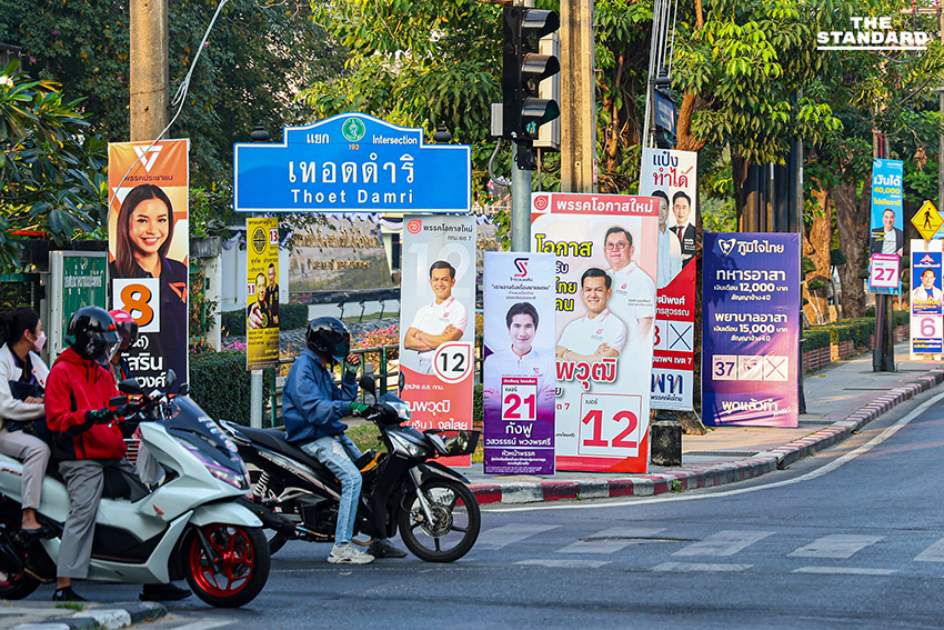 ป้ายหาเสียงเลือกตั้ง สส. และแคนดิเดตนายกรัฐมนตรีจำนวนมากเรียงรายตามถนนในกรุงเทพฯ ช่วงโค้งสุดท้ายของการหาเสียง 15