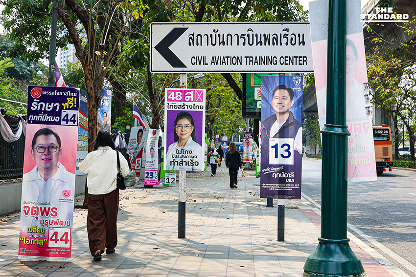 ป้ายหาเสียงเลือกตั้ง สส. และแคนดิเดตนายกรัฐมนตรีจำนวนมากเรียงรายตามถนนในกรุงเทพฯ ช่วงโค้งสุดท้ายของการหาเสียง 16