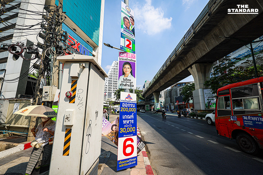 ป้ายหาเสียงเลือกตั้ง สส. และแคนดิเดตนายกรัฐมนตรีจำนวนมากเรียงรายตามถนนในกรุงเทพฯ ช่วงโค้งสุดท้ายของการหาเสียง 2