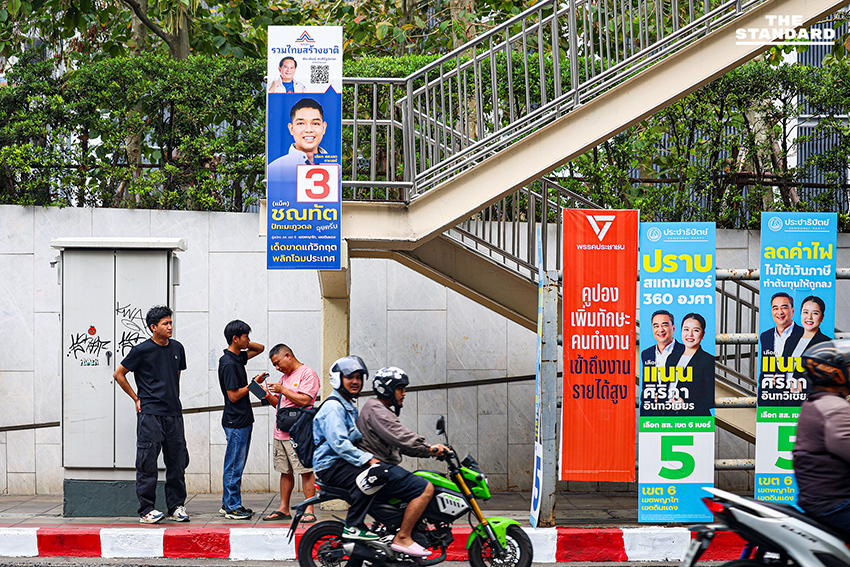 ป้ายหาเสียงเลือกตั้ง สส. และแคนดิเดตนายกรัฐมนตรีจำนวนมากเรียงรายตามถนนในกรุงเทพฯ ช่วงโค้งสุดท้ายของการหาเสียง 9