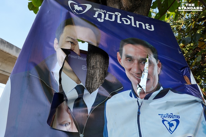 ภาพป้ายหาเสียงเลือกตั้งที่ได้รับความเสียหายจากการถูกทำลาย 1