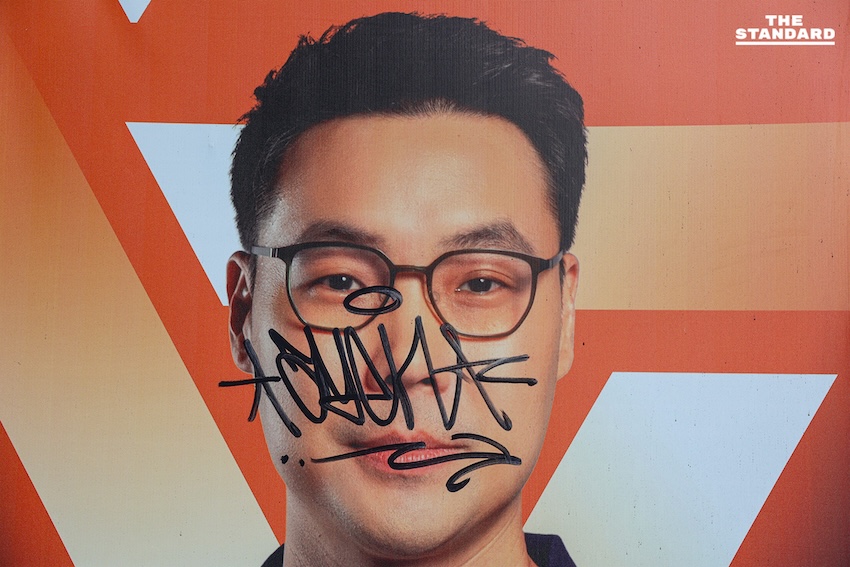 ภาพป้ายหาเสียงเลือกตั้งที่ได้รับความเสียหายจากการถูกทำลาย 12