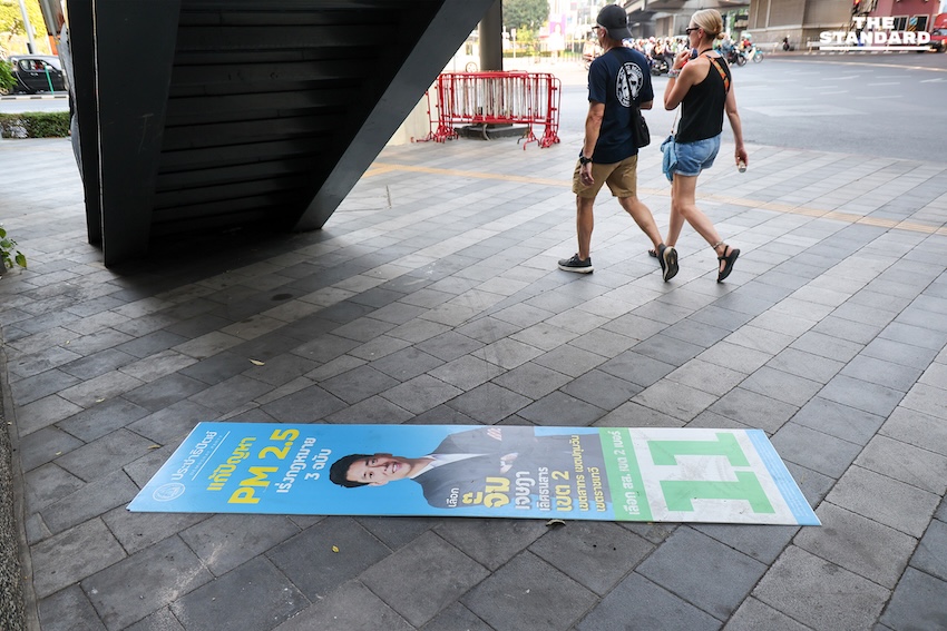 ภาพป้ายหาเสียงเลือกตั้งที่ได้รับความเสียหายจากการถูกทำลาย 19