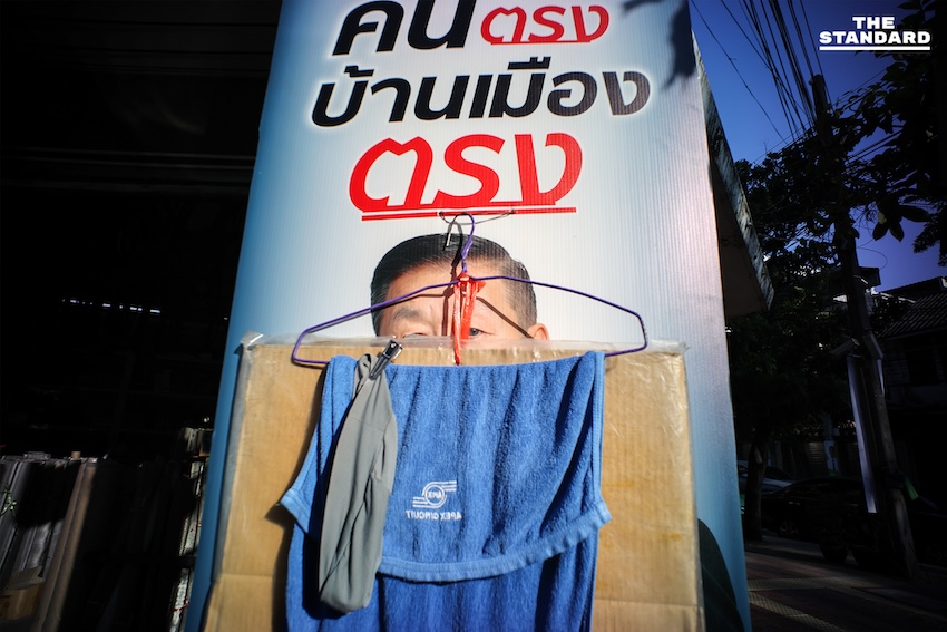 ภาพป้ายหาเสียงเลือกตั้งที่ได้รับความเสียหายจากการถูกทำลาย 2