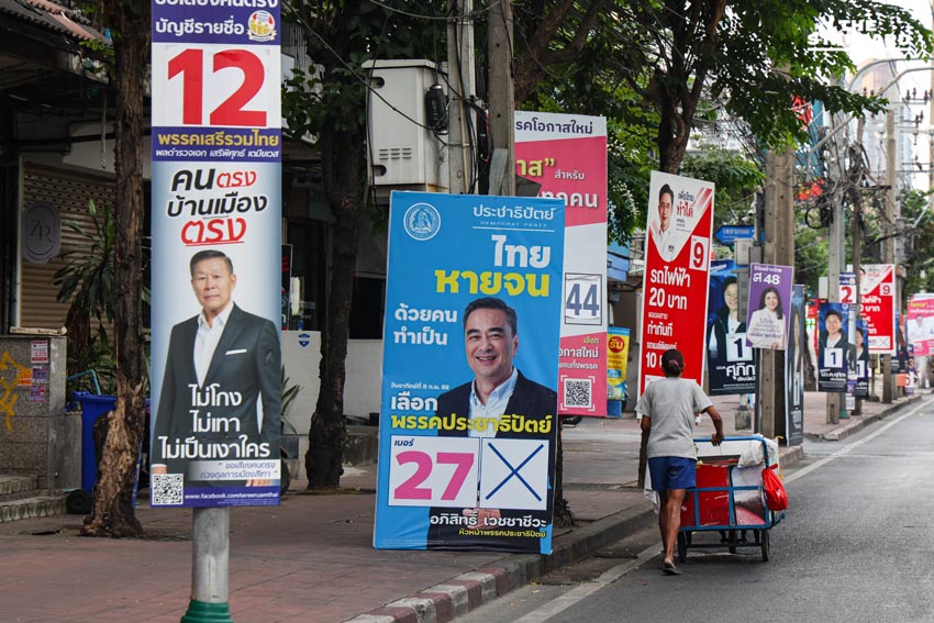 ‘ป้ายหาเสียงนโยบาย’ ปรากฏทั่วกรุง ประชันโค้งสุดท้ายก่อนวันเลือกตั้ง 24
