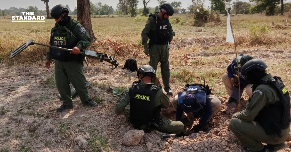 กองทัพไทยส่ง EOD เคลียร์ทุ่นระเบิดพื้นที่บ้านหนองหญ้าแก้ว พบหลุมBM-21 และระเบิด 6 จุด