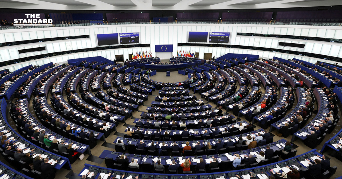 ธงสหภาพยุโรปและสหรัฐอเมริกา ท่ามกลางสถานการณ์ทางการค้าตึงเครียด