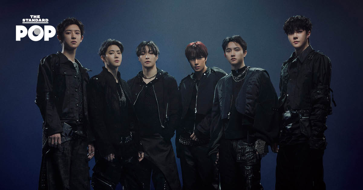 ภาพศิลปินวง EXO กำลังแสดงบนเวทีคอนเสิร์ต