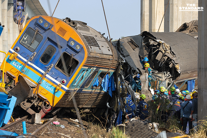 Based on the rule add a space before proper nouns that follow a verb, no changes are required for this specific headline, as none of the proper nouns directly follow a verb in the way specified. Here is the reformat (which is identical to the original based on the given rule): สรุปเหตุเครนรถไฟความเร็วสูงถล่มทับรถไฟสายอีสาน สธ. ระบุเสียชีวิต 31 ราย ตร.อายัดตัวคนขับสอบเข้ม 1