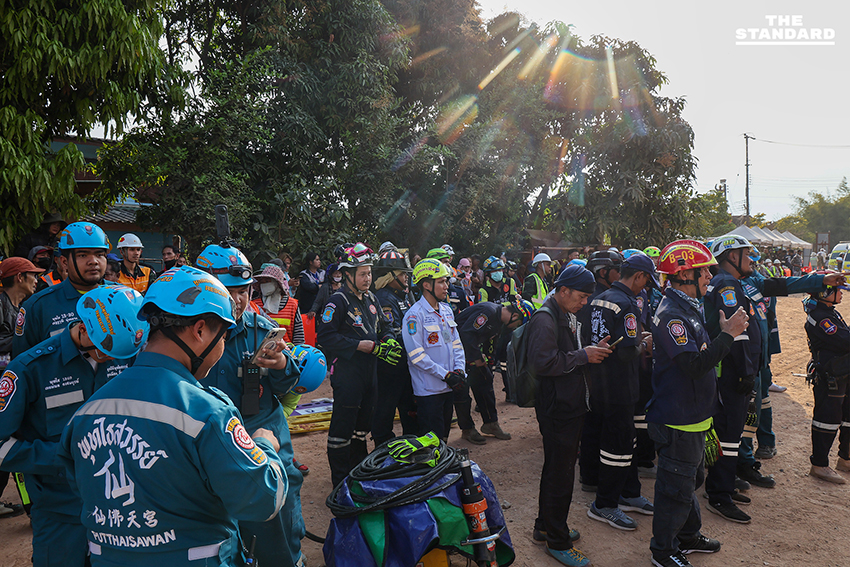 Based on the rule add a space before proper nouns that follow a verb, no changes are required for this specific headline, as none of the proper nouns directly follow a verb in the way specified. Here is the reformat (which is identical to the original based on the given rule): สรุปเหตุเครนรถไฟความเร็วสูงถล่มทับรถไฟสายอีสาน สธ. ระบุเสียชีวิต 31 ราย ตร.อายัดตัวคนขับสอบเข้ม 10