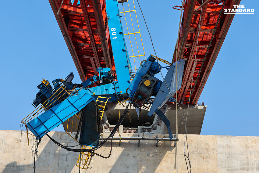 Based on the rule add a space before proper nouns that follow a verb, no changes are required for this specific headline, as none of the proper nouns directly follow a verb in the way specified. Here is the reformat (which is identical to the original based on the given rule): สรุปเหตุเครนรถไฟความเร็วสูงถล่มทับรถไฟสายอีสาน สธ. ระบุเสียชีวิต 31 ราย ตร.อายัดตัวคนขับสอบเข้ม 11