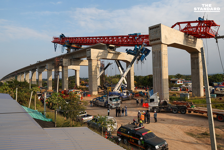 Based on the rule add a space before proper nouns that follow a verb, no changes are required for this specific headline, as none of the proper nouns directly follow a verb in the way specified. Here is the reformat (which is identical to the original based on the given rule): สรุปเหตุเครนรถไฟความเร็วสูงถล่มทับรถไฟสายอีสาน สธ. ระบุเสียชีวิต 31 ราย ตร.อายัดตัวคนขับสอบเข้ม 13