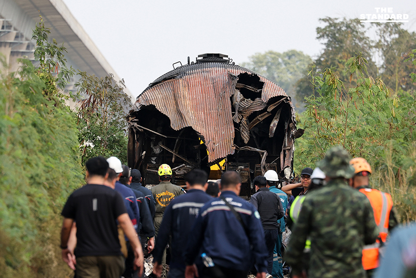 Based on the rule add a space before proper nouns that follow a verb, no changes are required for this specific headline, as none of the proper nouns directly follow a verb in the way specified. Here is the reformat (which is identical to the original based on the given rule): สรุปเหตุเครนรถไฟความเร็วสูงถล่มทับรถไฟสายอีสาน สธ. ระบุเสียชีวิต 31 ราย ตร.อายัดตัวคนขับสอบเข้ม 2