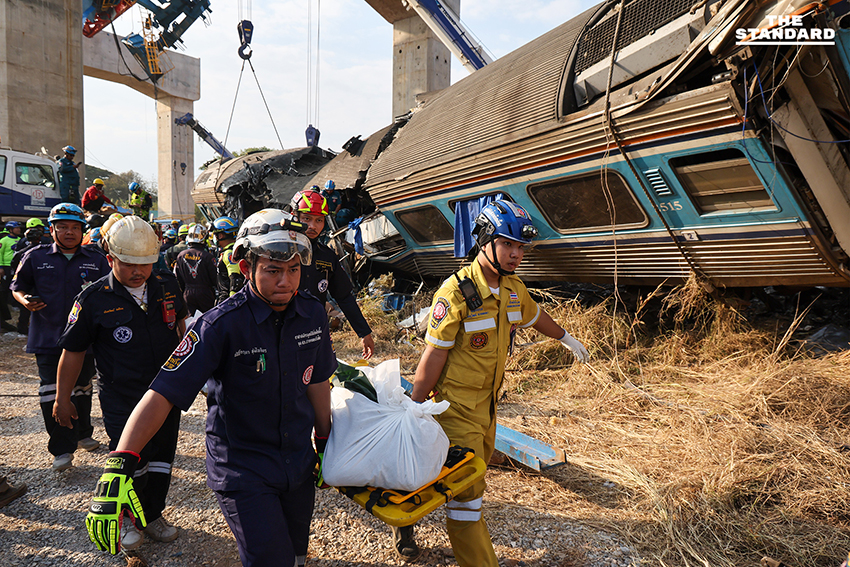 Based on the rule add a space before proper nouns that follow a verb, no changes are required for this specific headline, as none of the proper nouns directly follow a verb in the way specified. Here is the reformat (which is identical to the original based on the given rule): สรุปเหตุเครนรถไฟความเร็วสูงถล่มทับรถไฟสายอีสาน สธ. ระบุเสียชีวิต 31 ราย ตร.อายัดตัวคนขับสอบเข้ม 4