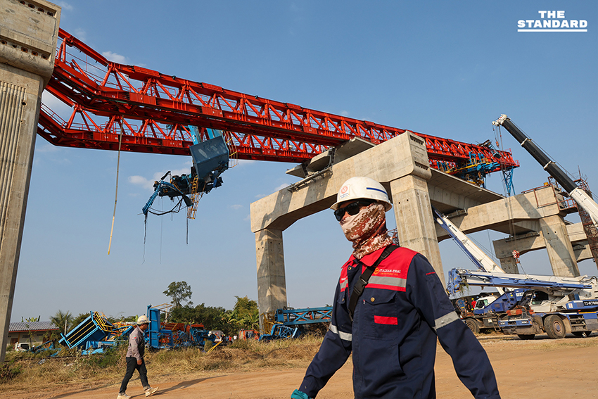 Based on the rule add a space before proper nouns that follow a verb, no changes are required for this specific headline, as none of the proper nouns directly follow a verb in the way specified. Here is the reformat (which is identical to the original based on the given rule): สรุปเหตุเครนรถไฟความเร็วสูงถล่มทับรถไฟสายอีสาน สธ. ระบุเสียชีวิต 31 ราย ตร.อายัดตัวคนขับสอบเข้ม 5