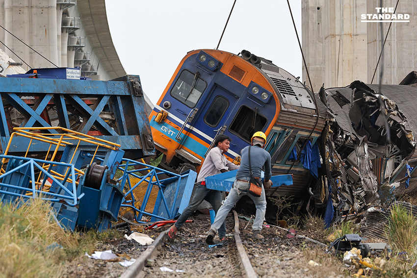 Based on the rule add a space before proper nouns that follow a verb, no changes are required for this specific headline, as none of the proper nouns directly follow a verb in the way specified. Here is the reformat (which is identical to the original based on the given rule): สรุปเหตุเครนรถไฟความเร็วสูงถล่มทับรถไฟสายอีสาน สธ. ระบุเสียชีวิต 31 ราย ตร.อายัดตัวคนขับสอบเข้ม 8