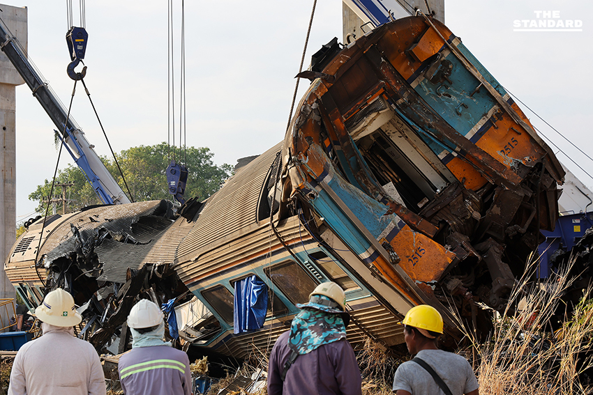 Based on the rule add a space before proper nouns that follow a verb, no changes are required for this specific headline, as none of the proper nouns directly follow a verb in the way specified. Here is the reformat (which is identical to the original based on the given rule): สรุปเหตุเครนรถไฟความเร็วสูงถล่มทับรถไฟสายอีสาน สธ. ระบุเสียชีวิต 31 ราย ตร.อายัดตัวคนขับสอบเข้ม 9