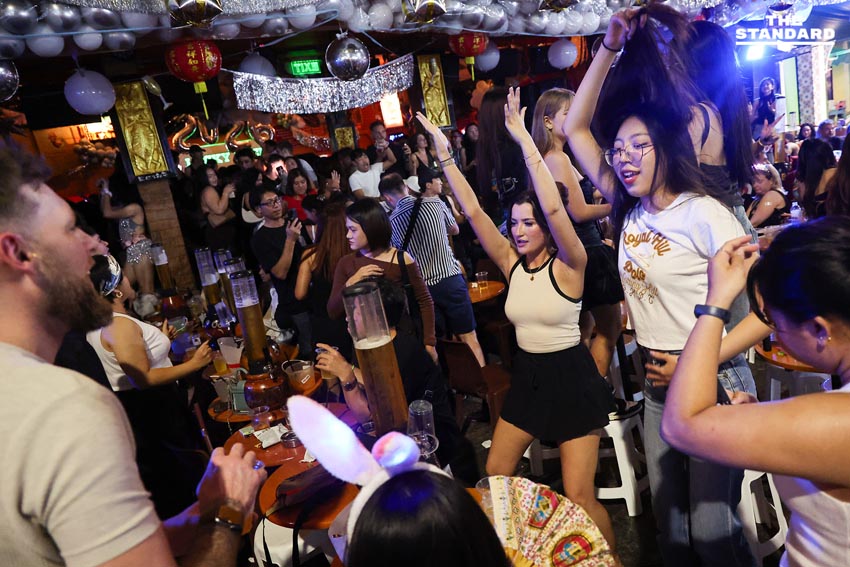 ถนนข้าวสารเนืองแน่น นักท่องเที่ยวแห่ฉลองส่งท้ายปี 2568 ต้อนรับศักราชใหม่ 2569 10