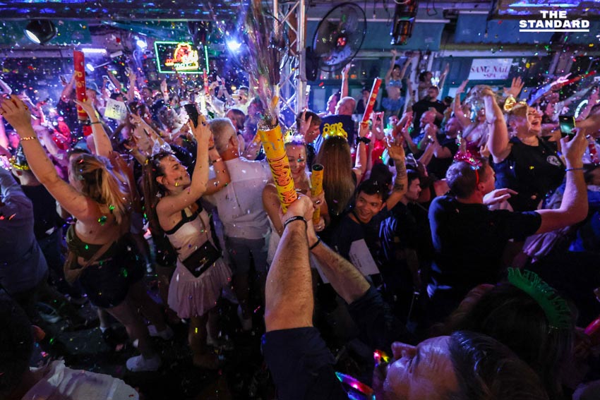 ถนนข้าวสารเนืองแน่น นักท่องเที่ยวแห่ฉลองส่งท้ายปี 2568 ต้อนรับศักราชใหม่ 2569 11