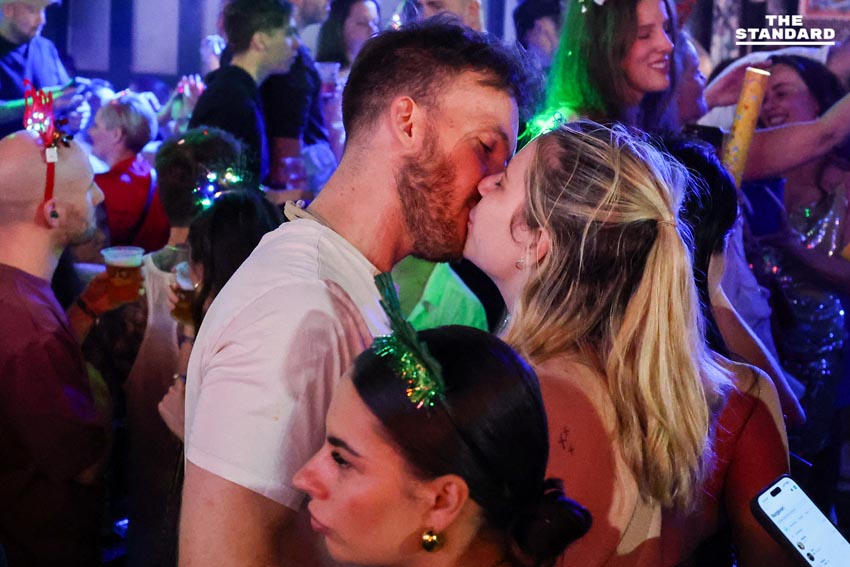 ถนนข้าวสารเนืองแน่น นักท่องเที่ยวแห่ฉลองส่งท้ายปี 2568 ต้อนรับศักราชใหม่ 2569 12