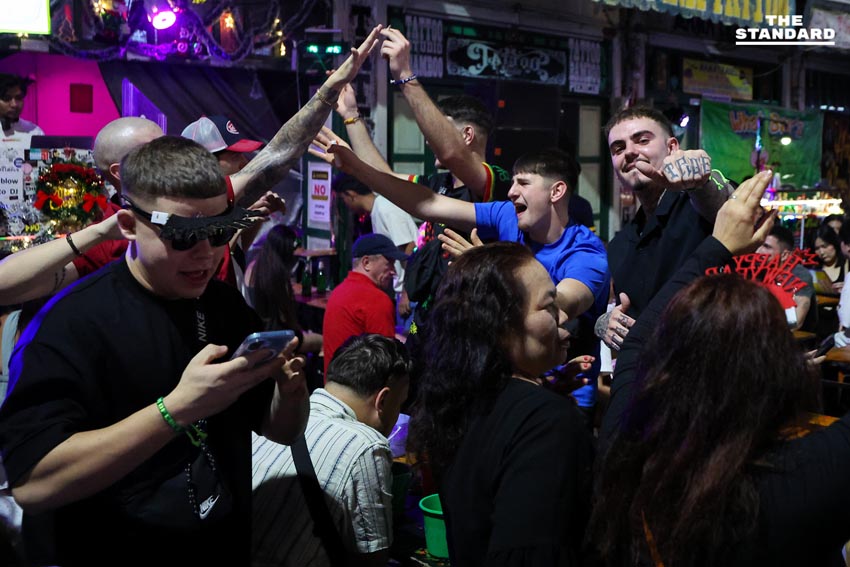 ถนนข้าวสารเนืองแน่น นักท่องเที่ยวแห่ฉลองส่งท้ายปี 2568 ต้อนรับศักราชใหม่ 2569 13