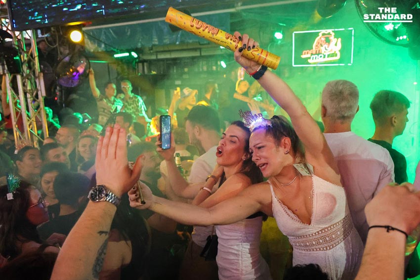 ถนนข้าวสารเนืองแน่น นักท่องเที่ยวแห่ฉลองส่งท้ายปี 2568 ต้อนรับศักราชใหม่ 2569 15