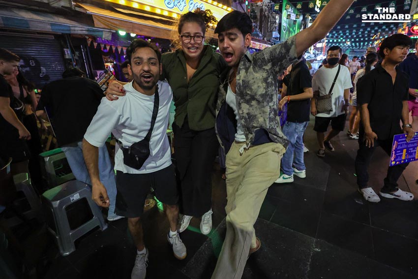 ถนนข้าวสารเนืองแน่น นักท่องเที่ยวแห่ฉลองส่งท้ายปี 2568 ต้อนรับศักราชใหม่ 2569 17