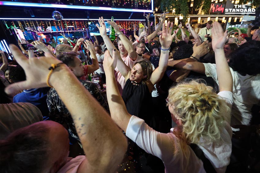 ถนนข้าวสารเนืองแน่น นักท่องเที่ยวแห่ฉลองส่งท้ายปี 2568 ต้อนรับศักราชใหม่ 2569 4