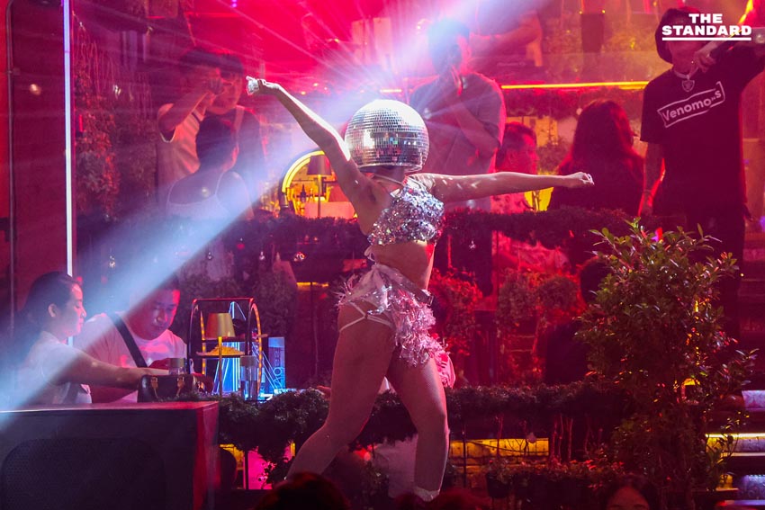 ถนนข้าวสารเนืองแน่น นักท่องเที่ยวแห่ฉลองส่งท้ายปี 2568 ต้อนรับศักราชใหม่ 2569 6