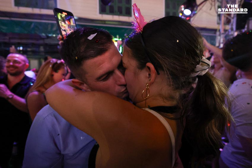 ถนนข้าวสารเนืองแน่น นักท่องเที่ยวแห่ฉลองส่งท้ายปี 2568 ต้อนรับศักราชใหม่ 2569 7