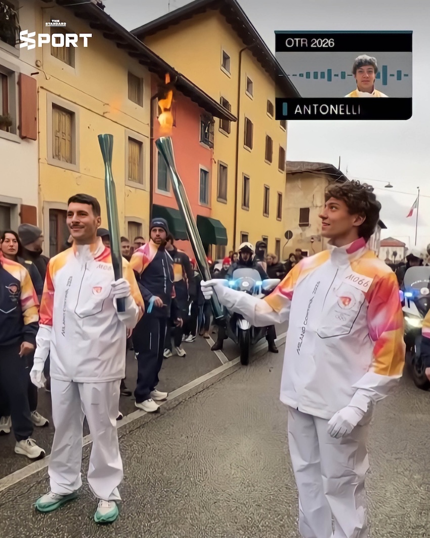 คิมิ อันโตเนลลี นักขับ F1 วิ่งคบเพลิงโอลิมปิกฤดูหนาว 2026 ในชุดแข่งรถที่เมืองปาลมาโนวา 2