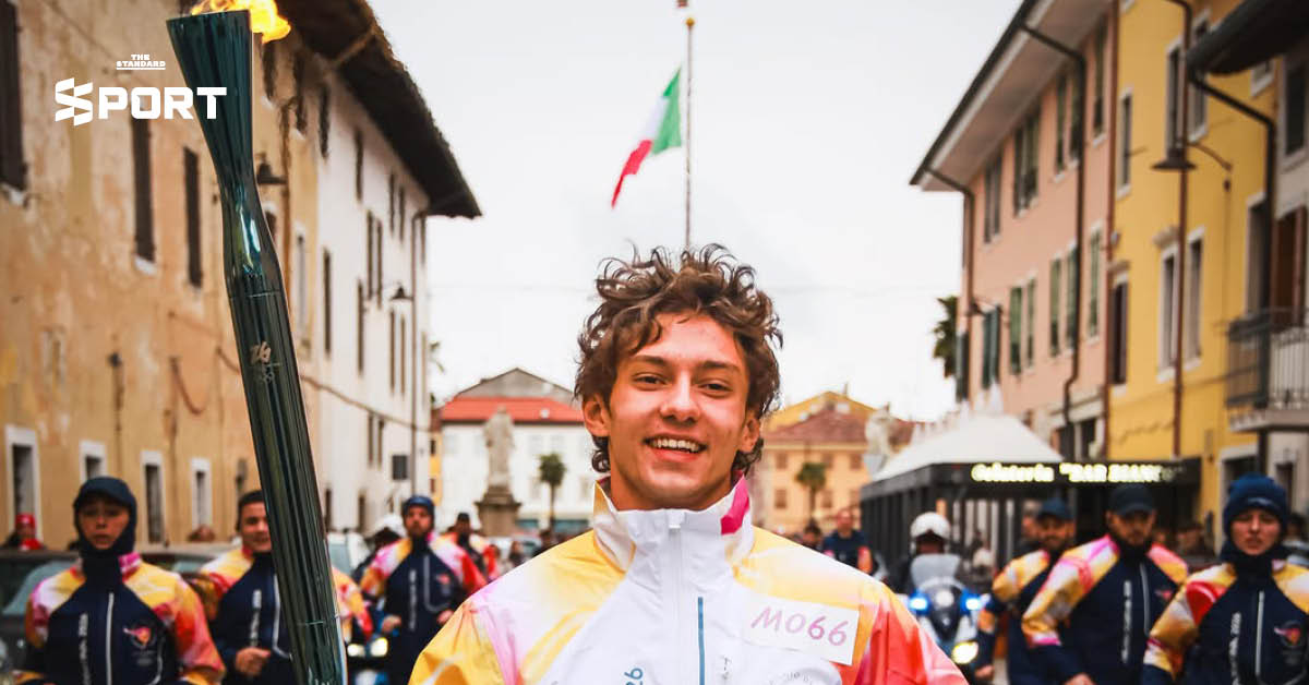 คิมิ อันโตเนลลี นักขับ F1 วิ่งคบเพลิงโอลิมปิกฤดูหนาว 2026 ในชุดแข่งรถที่เมืองปาลมาโนวา