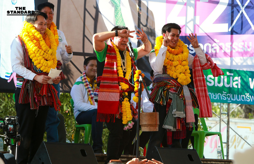 กล้าธรรมตั้งเวทีปราศรัยใหญ่ร้อยเอ็ดแตก ธรรมนัส-นฤมลย้ำทำจริง ไม่ขายฝัน ชูปลดหนี้-ทวงคืนที่ดิน มั่นใจปักธง สส. ได้แน่ 1