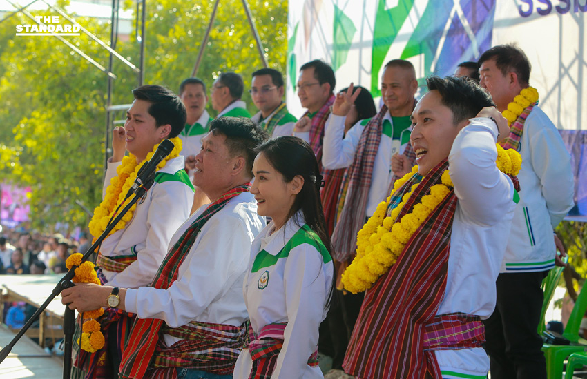 กล้าธรรมตั้งเวทีปราศรัยใหญ่ร้อยเอ็ดแตก ธรรมนัส-นฤมลย้ำทำจริง ไม่ขายฝัน ชูปลดหนี้-ทวงคืนที่ดิน มั่นใจปักธง สส. ได้แน่ 4