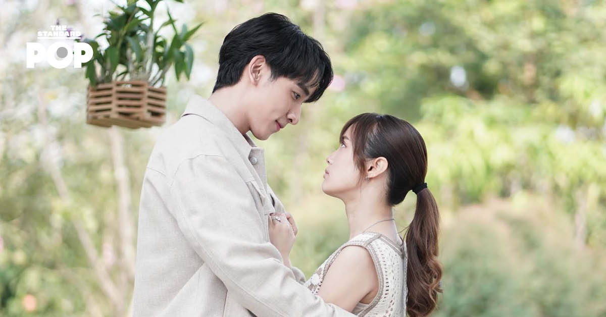 ภาพโปรโมตละคร "ก็รักมันปักใจ" แสดงนำโดย กองทัพ พีค และ เก๋ไก๋ ณัฐธิชา