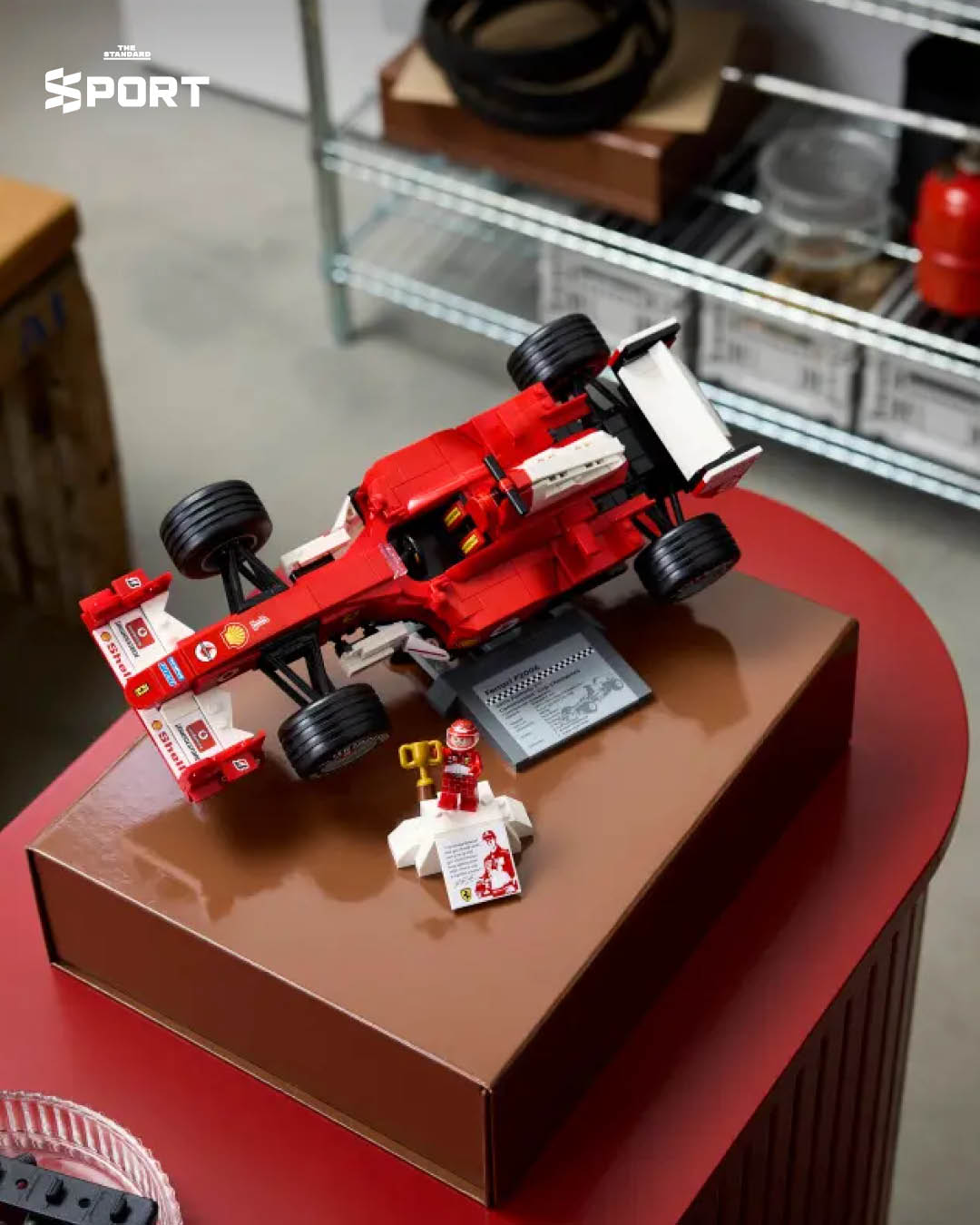 ภาพโมเดล LEGO ชุด Ferrari F2004 พร้อมฟิกเกอร์นักแข่ง ไมเคิล ชูมัคเกอร์ 1
