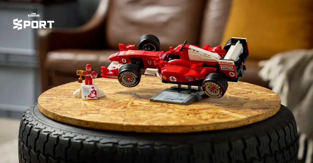 ภาพโมเดล LEGO ชุด Ferrari F2004 พร้อมฟิกเกอร์นักแข่ง ไมเคิล ชูมัคเกอร์