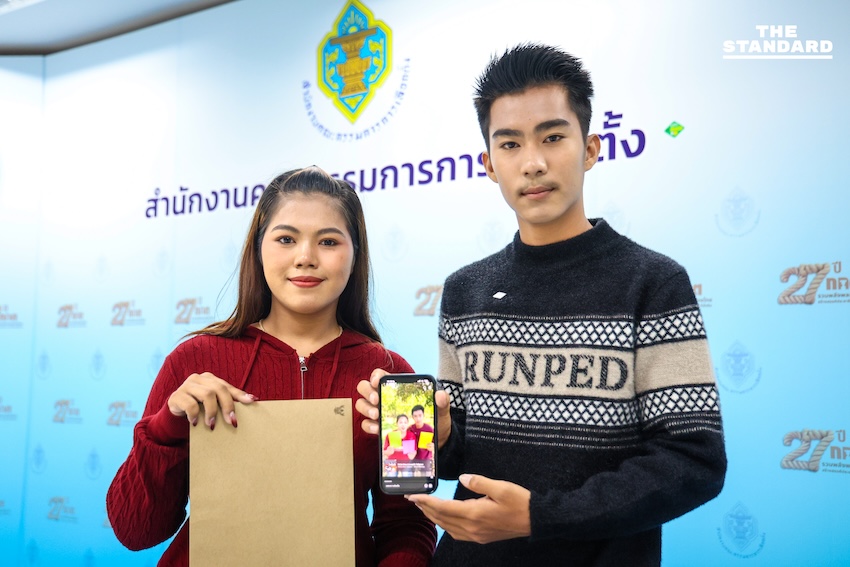 ปวีณา เพ็ชรโยธิน หรือ แม่แนน, ศุภฤกษ์ เพ็ชรโยธิน หรือ น้องสมาร์ท และ ภัทรพงษ์ ศุภักษร หรือ ทนายอั๋น บุรีรัมย์ เข้าพบเจ้าหน้าที่ กกต. กรณีถูกสั่งลบคลิปรณรงค์เลือกตั้ง-ประชามติ 1