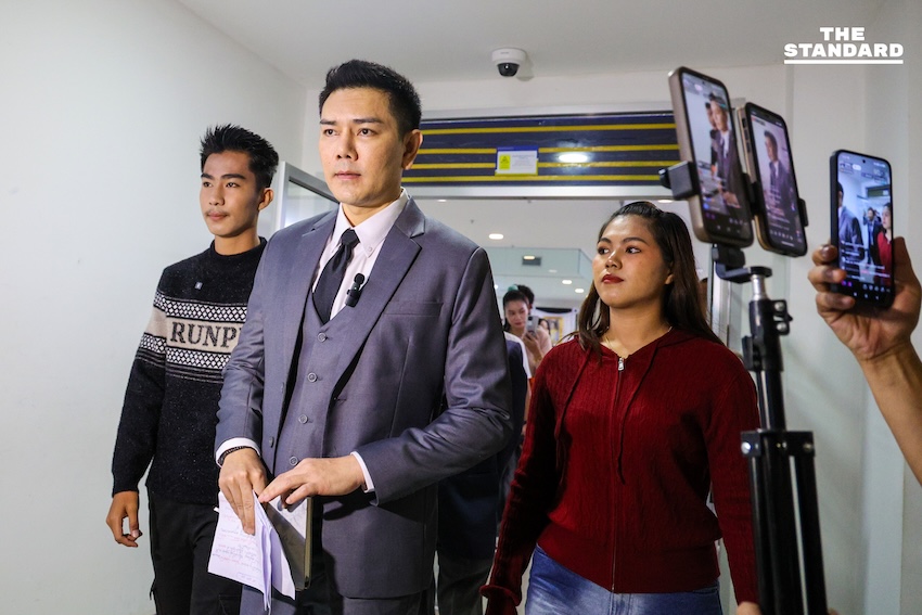 ปวีณา เพ็ชรโยธิน หรือ แม่แนน, ศุภฤกษ์ เพ็ชรโยธิน หรือ น้องสมาร์ท และ ภัทรพงษ์ ศุภักษร หรือ ทนายอั๋น บุรีรัมย์ เข้าพบเจ้าหน้าที่ กกต. กรณีถูกสั่งลบคลิปรณรงค์เลือกตั้ง-ประชามติ 3