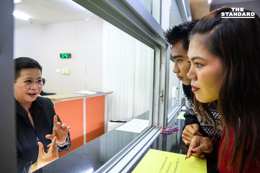 ปวีณา เพ็ชรโยธิน หรือ แม่แนน, ศุภฤกษ์ เพ็ชรโยธิน หรือ น้องสมาร์ท และ ภัทรพงษ์ ศุภักษร หรือ ทนายอั๋น บุรีรัมย์ เข้าพบเจ้าหน้าที่ กกต. กรณีถูกสั่งลบคลิปรณรงค์เลือกตั้ง-ประชามติ 5