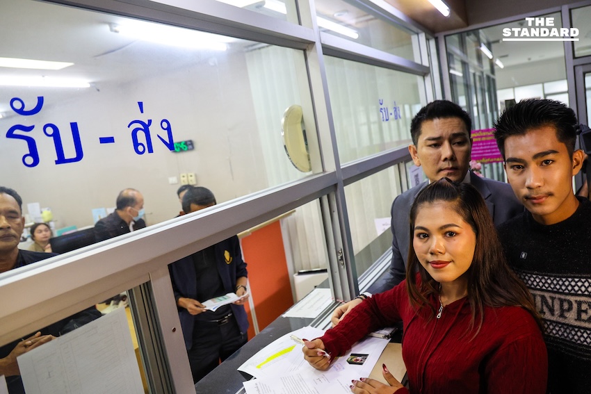 ปวีณา เพ็ชรโยธิน หรือ แม่แนน, ศุภฤกษ์ เพ็ชรโยธิน หรือ น้องสมาร์ท และ ภัทรพงษ์ ศุภักษร หรือ ทนายอั๋น บุรีรัมย์ เข้าพบเจ้าหน้าที่ กกต. กรณีถูกสั่งลบคลิปรณรงค์เลือกตั้ง-ประชามติ 6