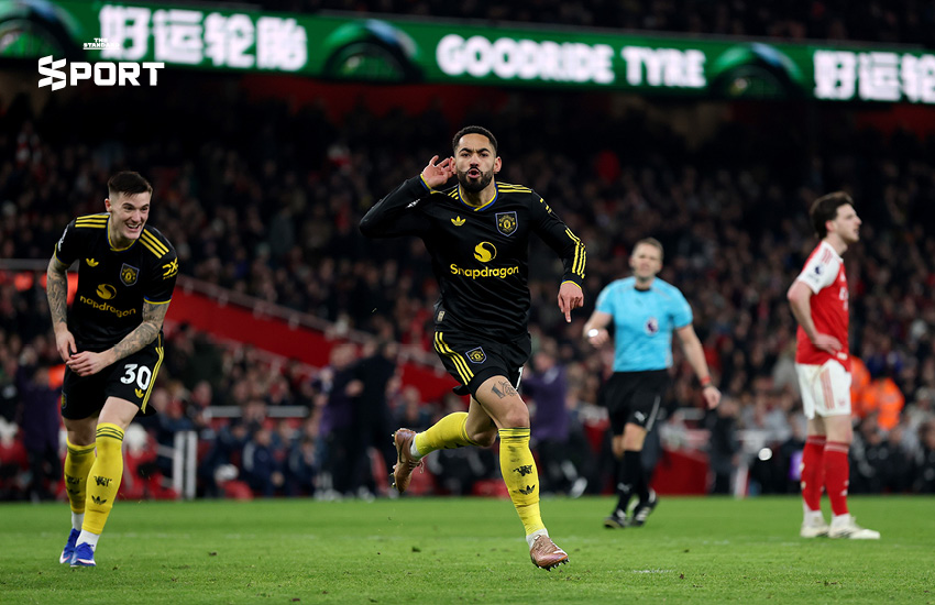 ไมเคิล คาร์ริค โค้ช แมนเชสเตอร์ ยูไนเต็ด กำลังคุมทีมข้างสนามท่ามกลางเสียงเชียร์ 1