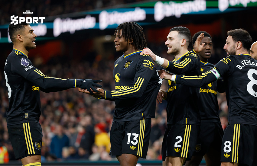 ไมเคิล คาร์ริค โค้ช แมนเชสเตอร์ ยูไนเต็ด กำลังคุมทีมข้างสนามท่ามกลางเสียงเชียร์ 3