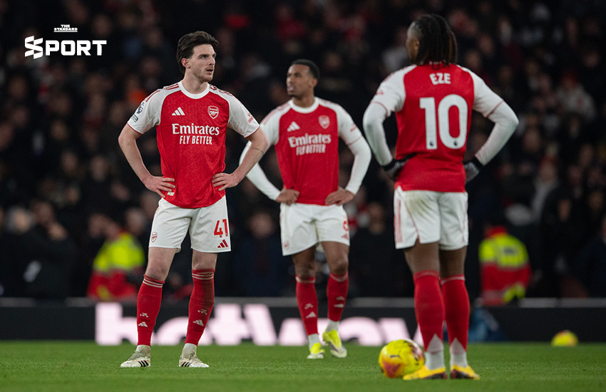 ไมเคิล คาร์ริค โค้ช แมนเชสเตอร์ ยูไนเต็ด กำลังคุมทีมข้างสนามท่ามกลางเสียงเชียร์ 4