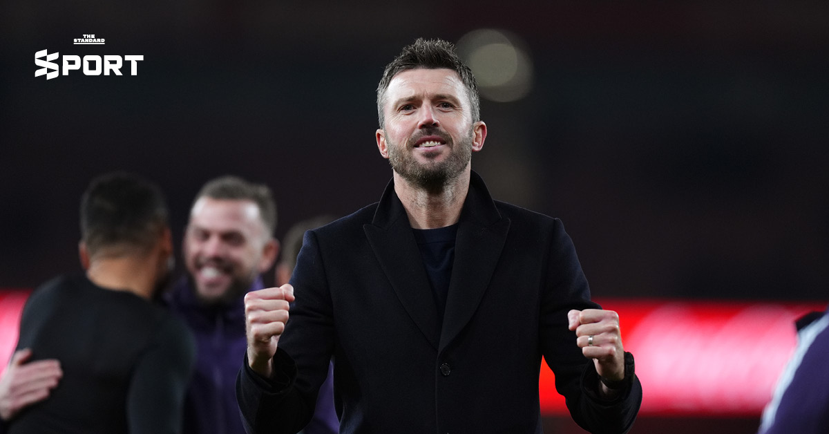 ไมเคิล คาร์ริค โค้ช แมนเชสเตอร์ ยูไนเต็ด กำลังคุมทีมข้างสนามท่ามกลางเสียงเชียร์