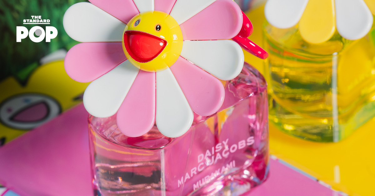 ขวดน้ำหอม Marc Jacobs Fragrance x Murakami คอลเล็กชัน Daisy ที่ออกแบบเป็นรูปดอกเดซี่สีสันสดใส จัดแสดงในงาน Bangkok Design Week 2026
