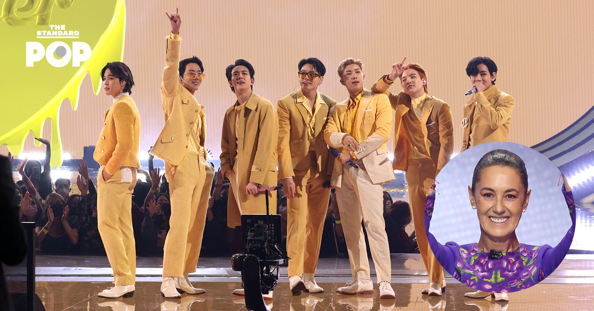 ภาพวง BTS กำลังแสดงคอนเสิร์ตต่อหน้าแฟนเพลงจำนวนมาก