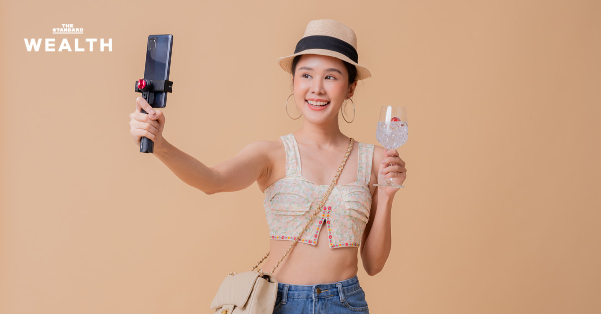 ภาพอินฟลูเอนเซอร์กำลังไลฟ์สดหรือแนะนำสินค้าผ่านสมาร์ทโฟน สะท้อนเทรนด์ ‘เพื่อนป้ายยาเพื่อน’ ที่เติบโตอย่างรวดเร็ว